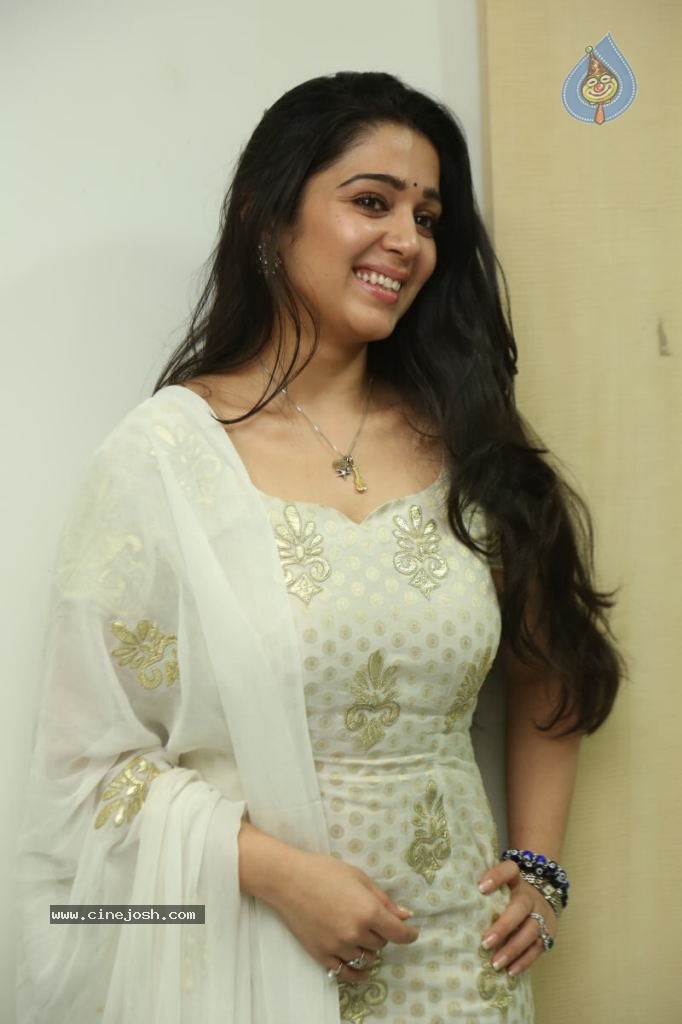 Charmi New Images - 16 / 43 photos