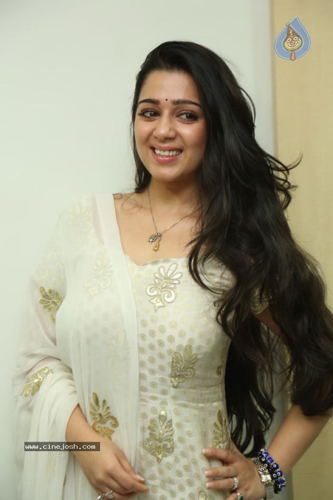 Charmi New Images - 23 / 43 photos