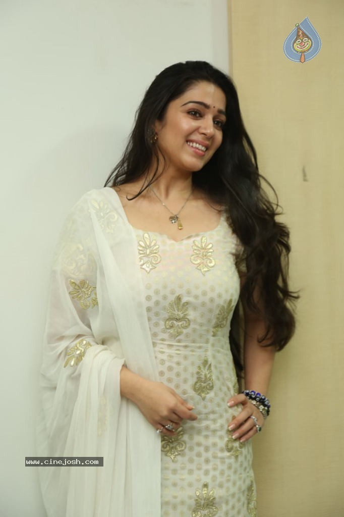 Charmi New Images - 25 / 43 photos