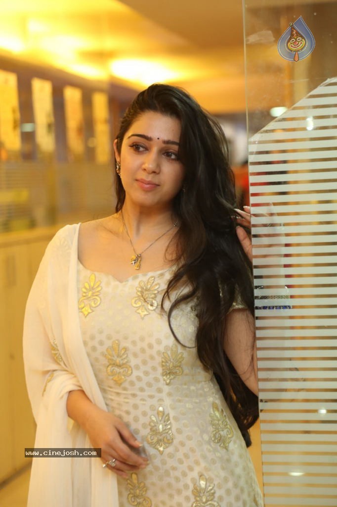 Charmi New Images - 31 / 43 photos