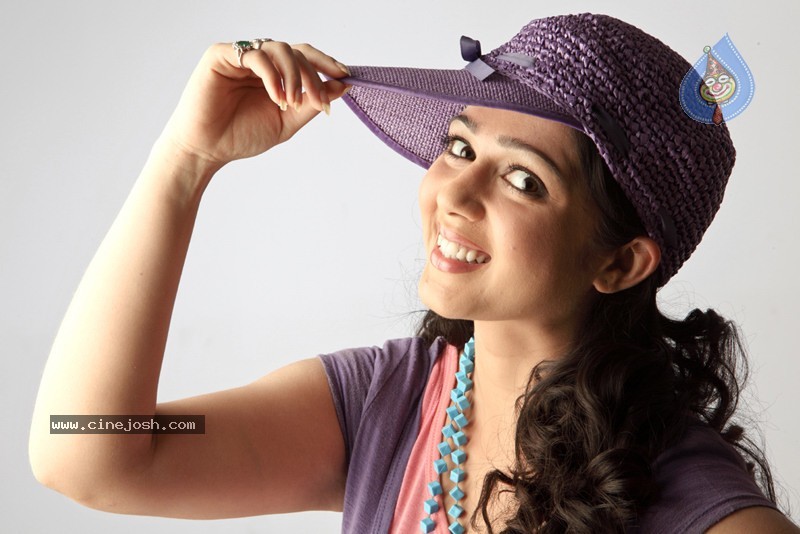 Charmi Stills - Sye Aata Movie - 10 / 21 photos