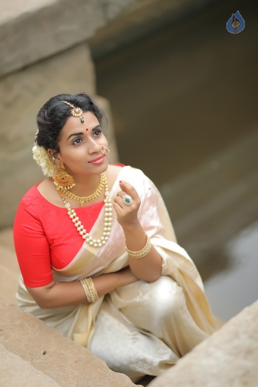 Chetana Uttej Photoshoot - 14 / 21 photos