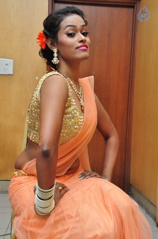 Dancer Nisha Pics - 15 / 18 photos