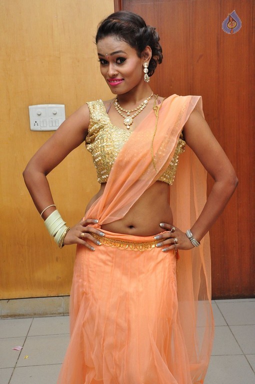 Dancer Nisha Pics - 17 / 18 photos