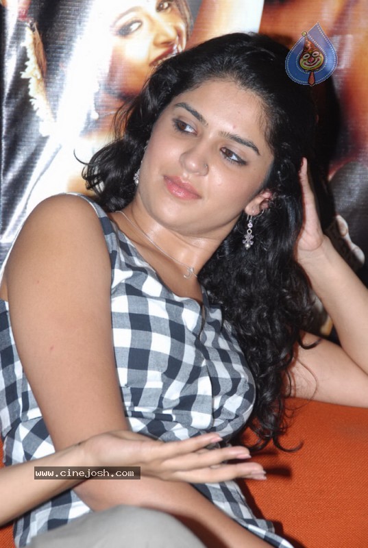 Deeksha New Stills - 44 / 50 photos