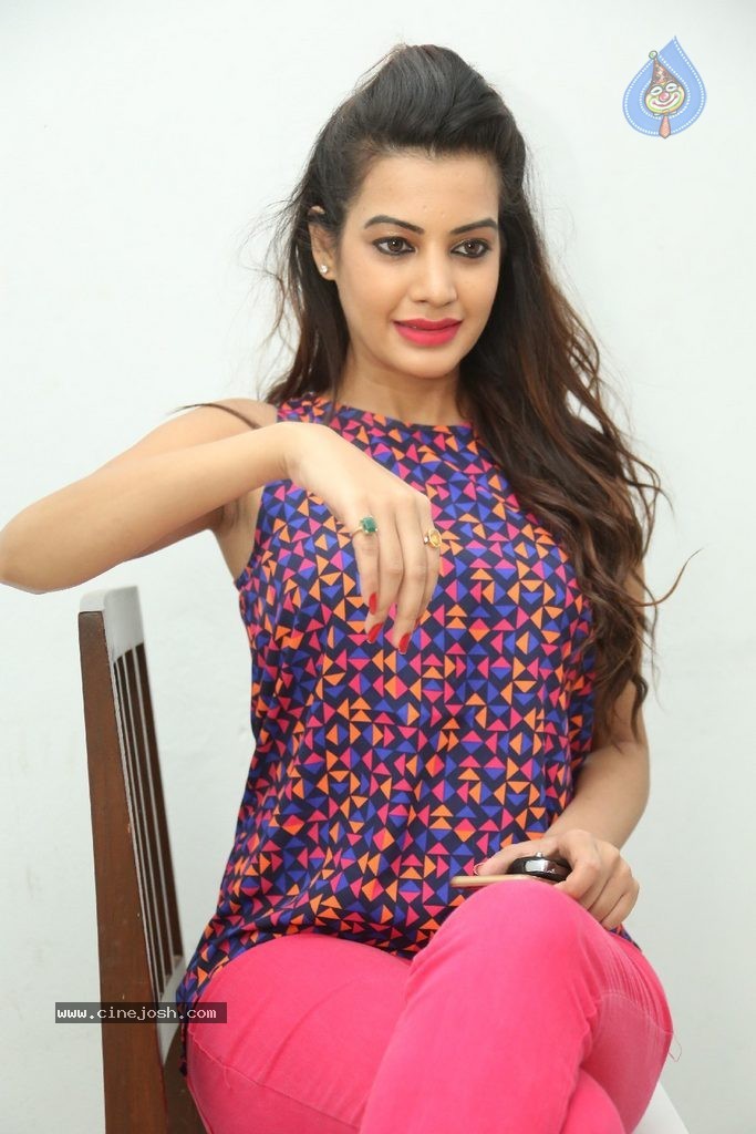 Deeksha Panth Gallery - 41 / 116 photos