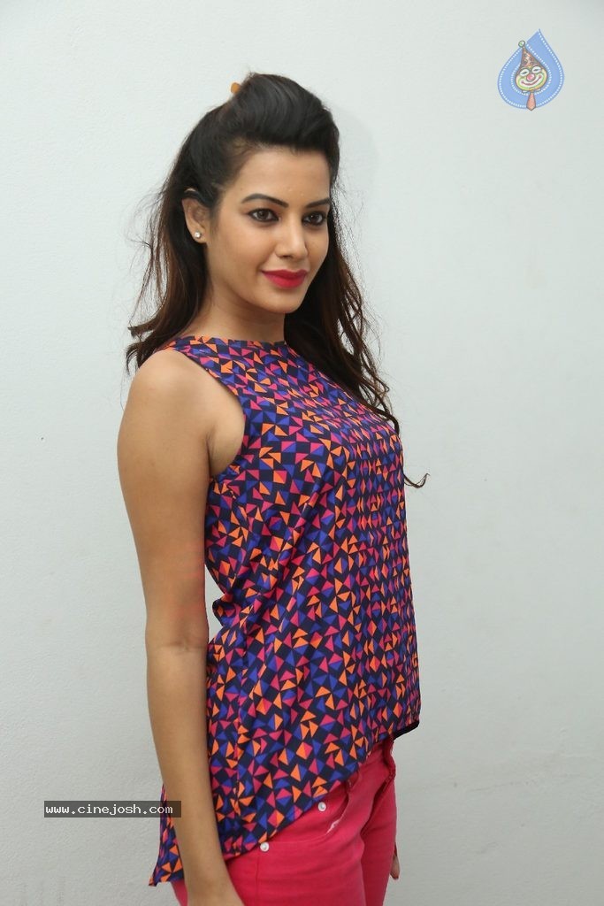 Deeksha Panth Gallery - 50 / 116 photos