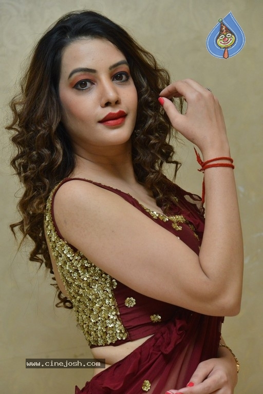 Deeksha Panth Images - 13 / 21 photos