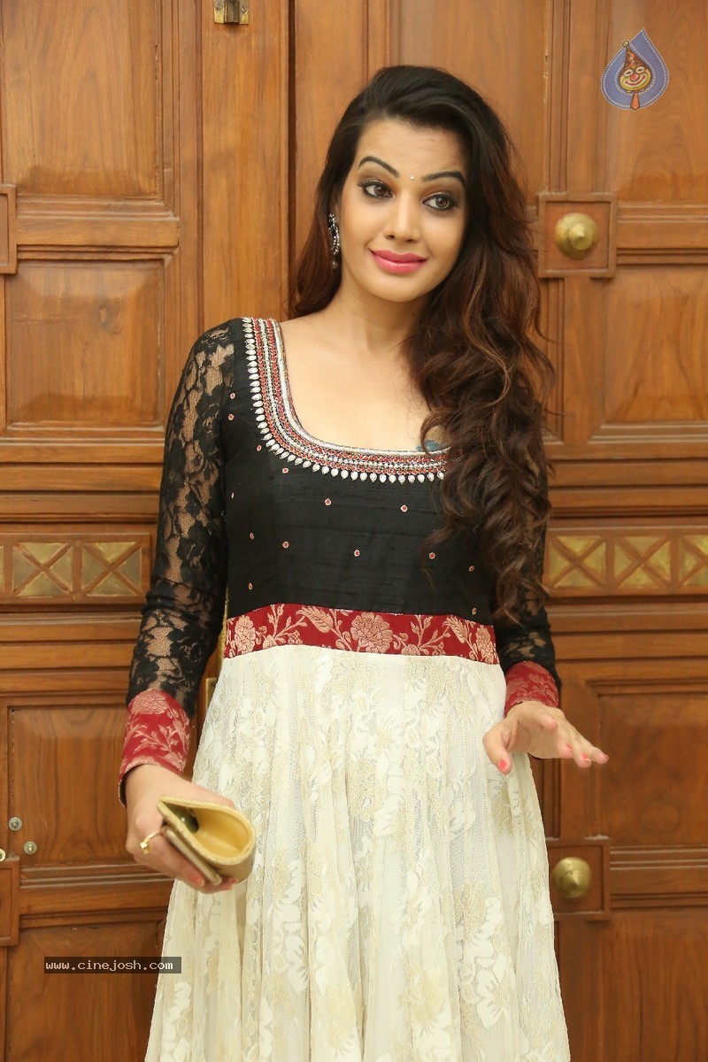 Deeksha Panth Stills - 29 / 50 photos