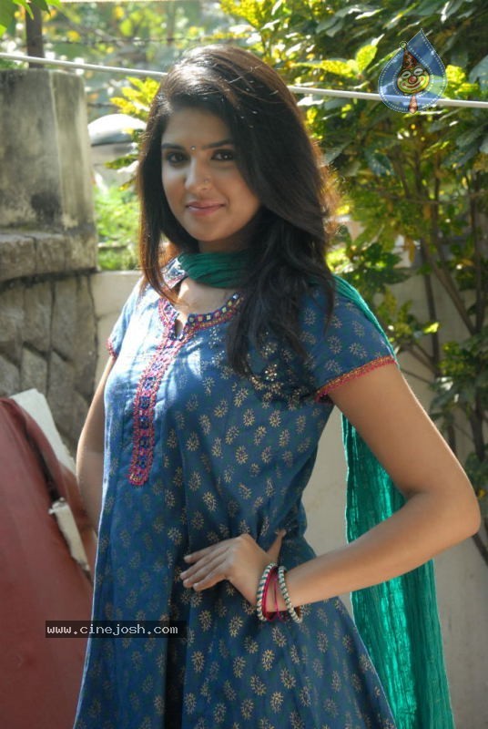 Deeksha Seth Latest Gallery - 13 / 73 photos