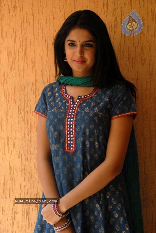 Deeksha Seth Latest Gallery - 19 / 73 photos