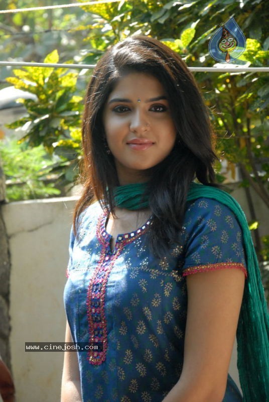 Deeksha Seth Latest Gallery - 25 / 73 photos