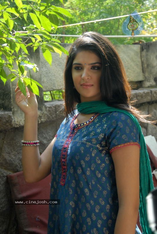 Deeksha Seth Latest Gallery - 35 / 73 photos