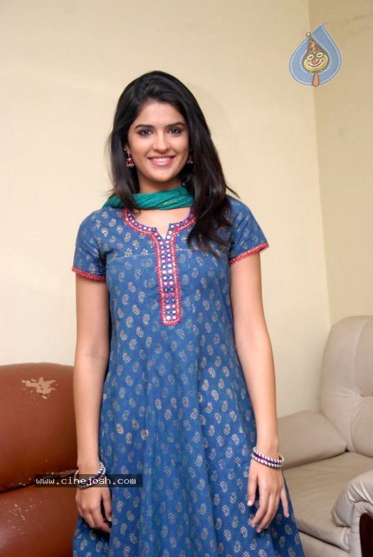 Deeksha Seth Latest Gallery - 36 / 73 photos