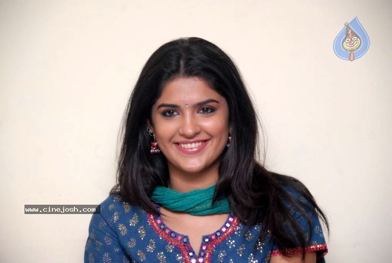 Deeksha Seth Latest Gallery - 48 / 73 photos