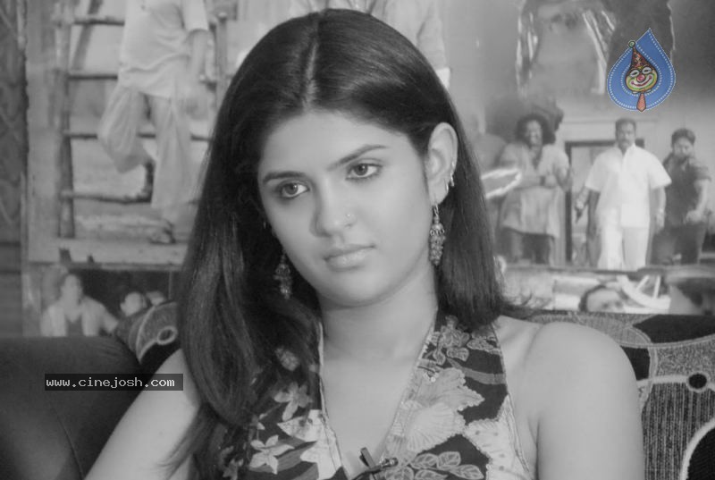 Deeksha Seth New Gallery - 42 / 64 photos