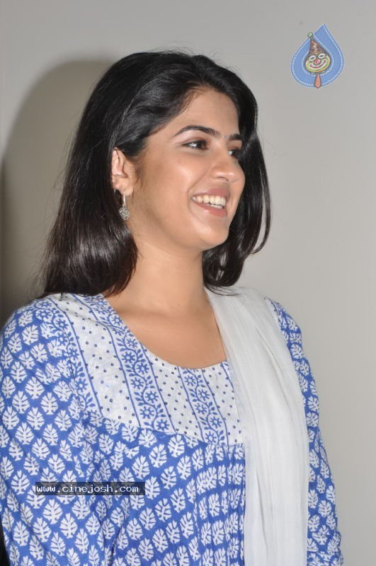 Deeksha Seth Stills - 26 / 46 photos