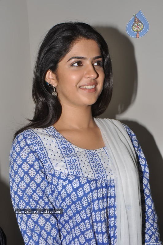 Deeksha Seth Stills - 29 / 46 photos