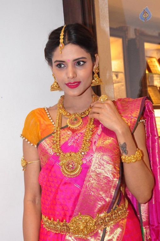 Deepali New Photos - 8 / 14 photos