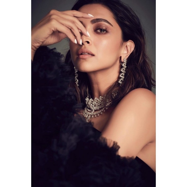 Deepika Padukone Stills - 3 / 16 photos