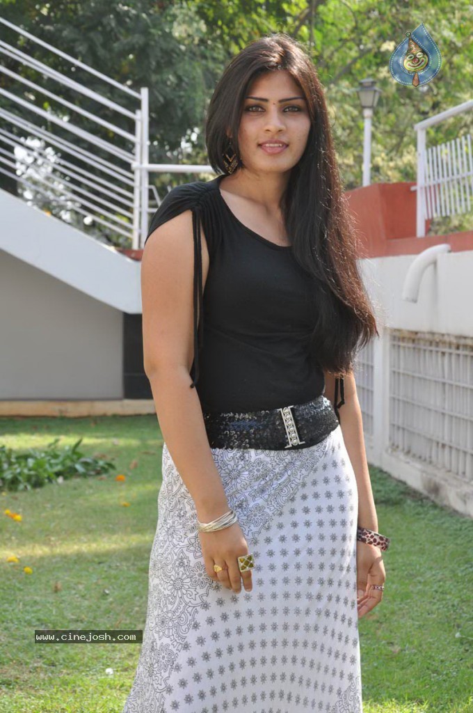 Diksha Latest Stills - 6 / 22 photos