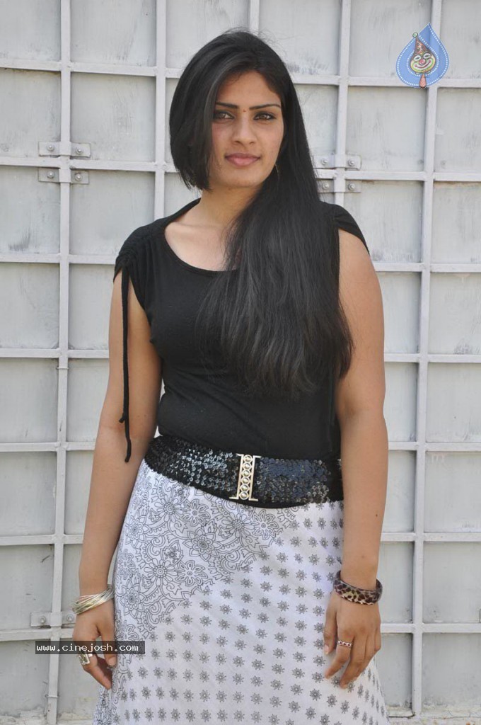 Diksha Latest Stills - 17 / 22 photos