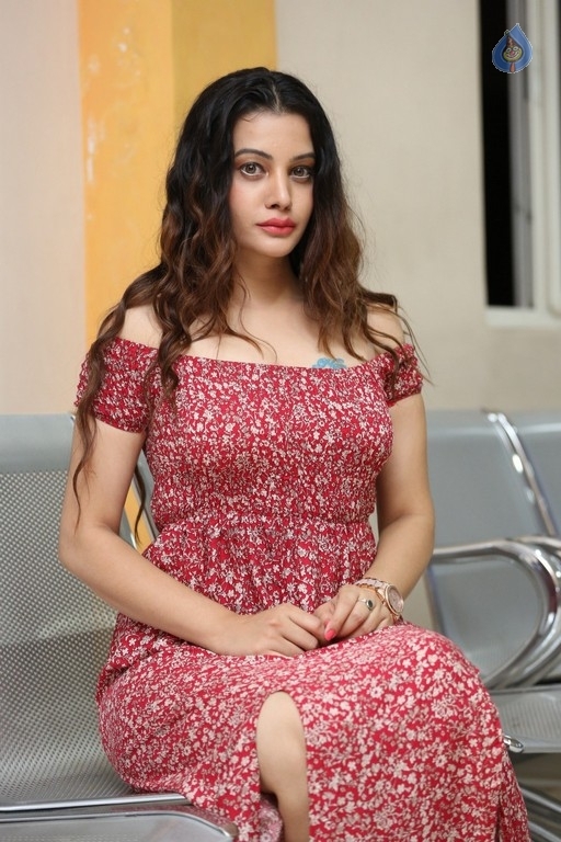 Diksha Panth Stills - 9 / 29 photos