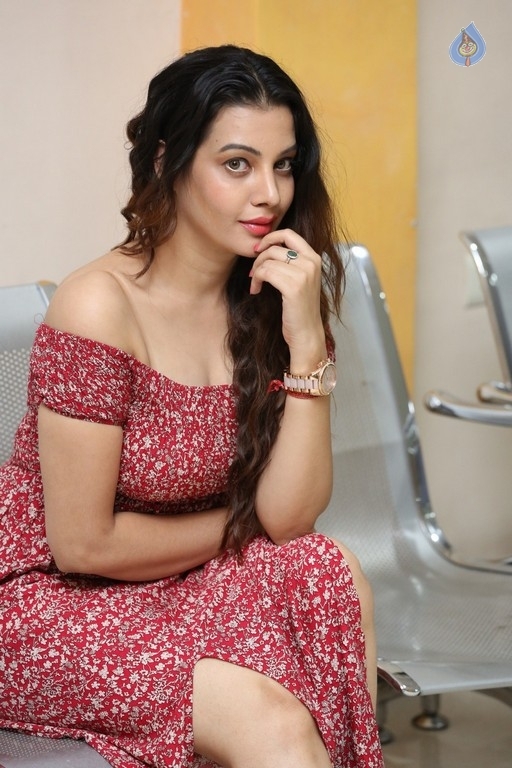 Diksha Panth Stills - 16 / 29 photos