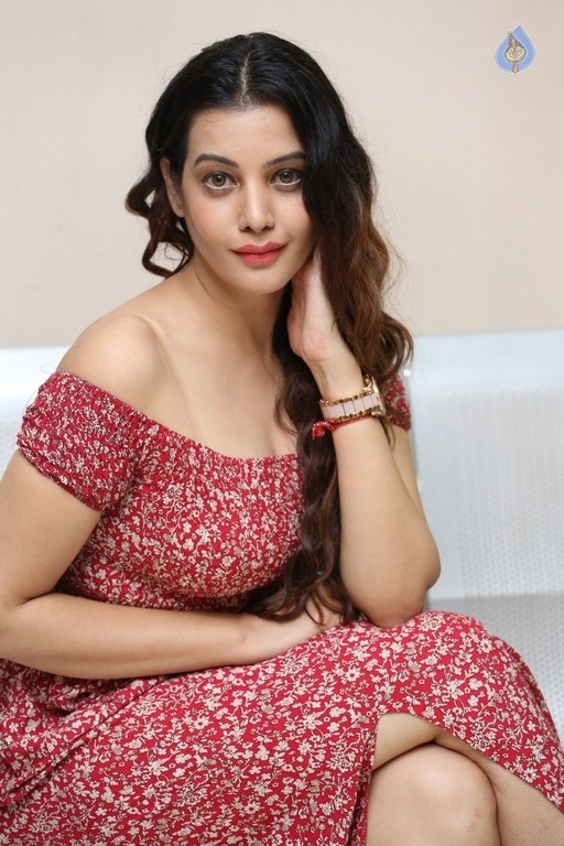 Diksha Panth Stills - 18 / 29 photos