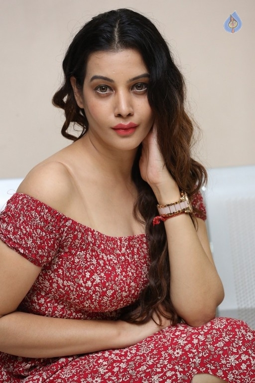 Diksha Panth Stills - 25 / 29 photos