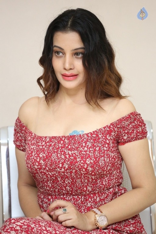 Diksha Panth Stills - 28 / 29 photos