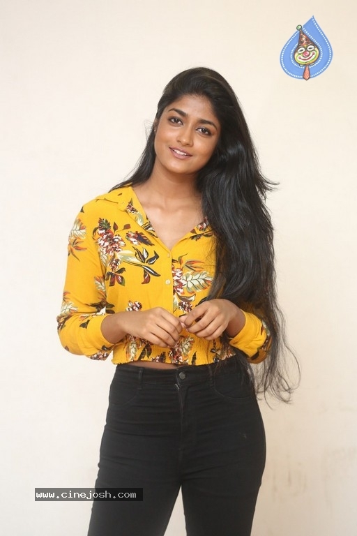 Dimple Hayati Gallery - 7 / 17 photos