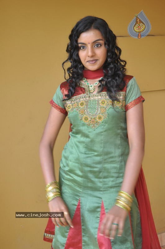 Divya Nagesh Stills - 7 / 54 photos