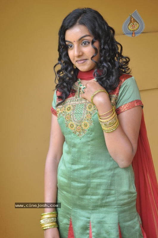 Divya Nagesh Stills - 18 / 54 photos