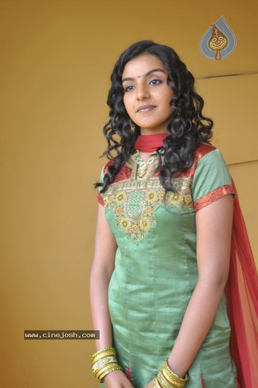 Divya Nagesh Stills - 21 / 54 photos