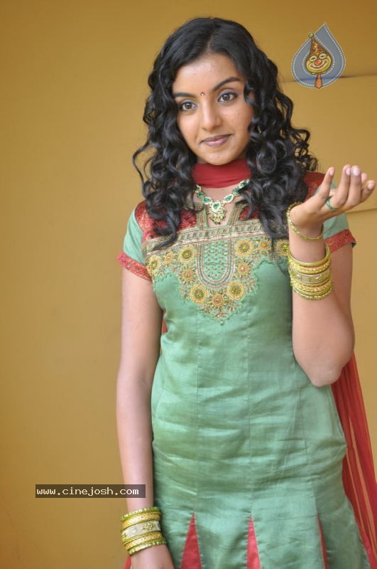 Divya Nagesh Stills - 25 / 54 photos