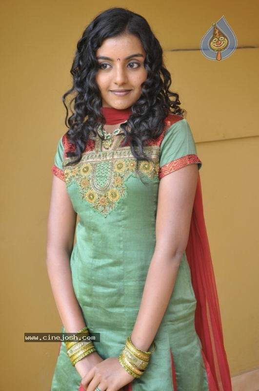 Divya Nagesh Stills - 27 / 54 photos