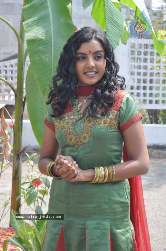 Divya Nagesh Stills - 28 / 54 photos