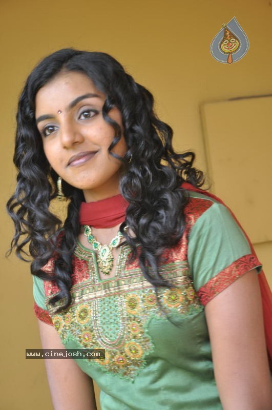 Divya Nagesh Stills - 44 / 54 photos