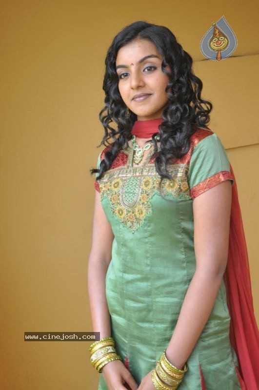 Divya Nagesh Stills - 46 / 54 photos