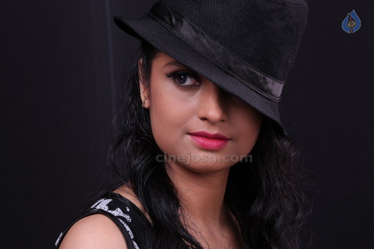 Divya New pics - 34 / 40 photos