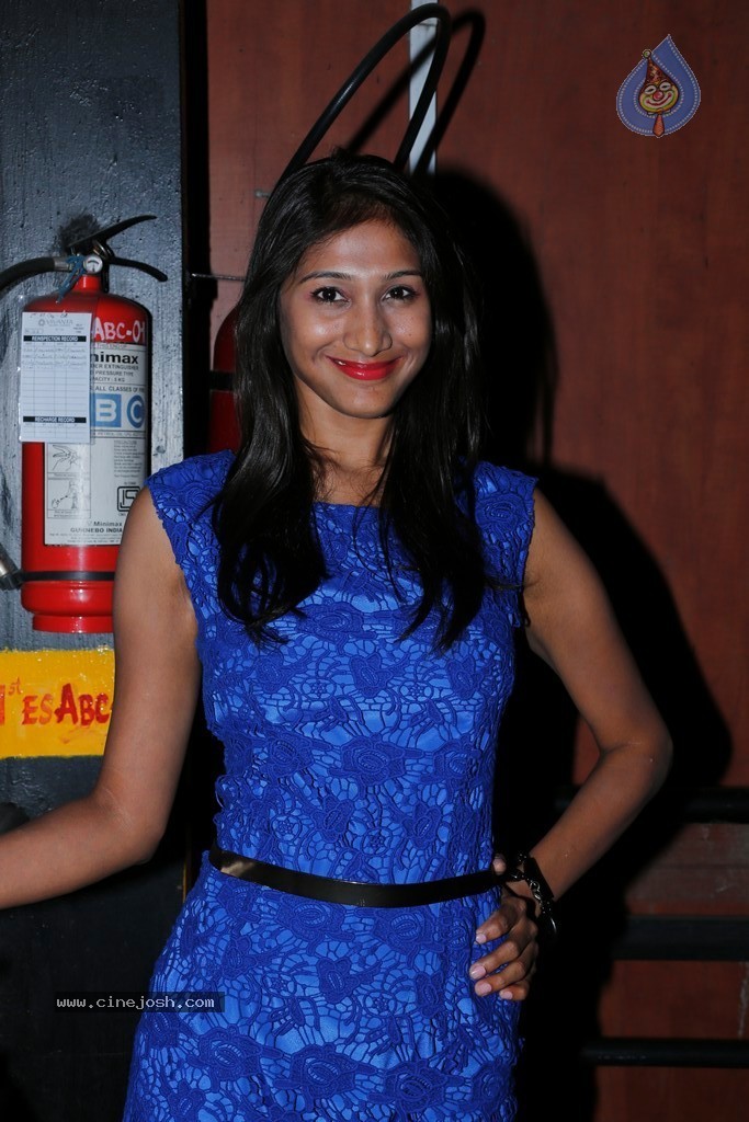 Divya New Stills - 14 / 48 photos