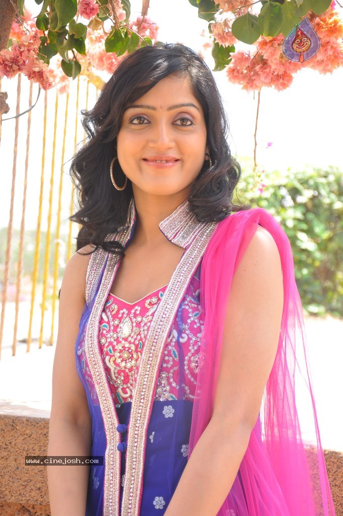 Divya Singh Stills - 26 / 33 photos