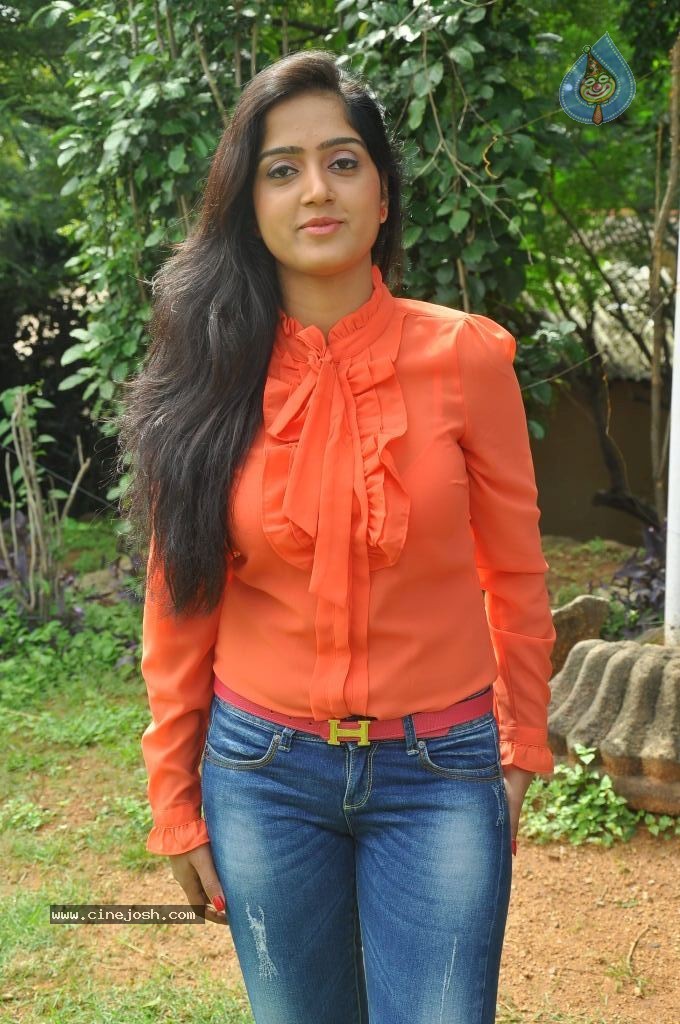 Divya Singh Stills - 14 / 61 photos