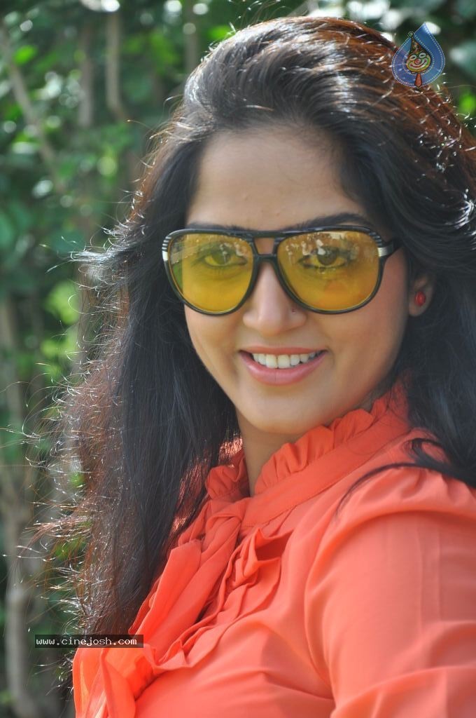 Divya Singh Stills - 30 / 61 photos