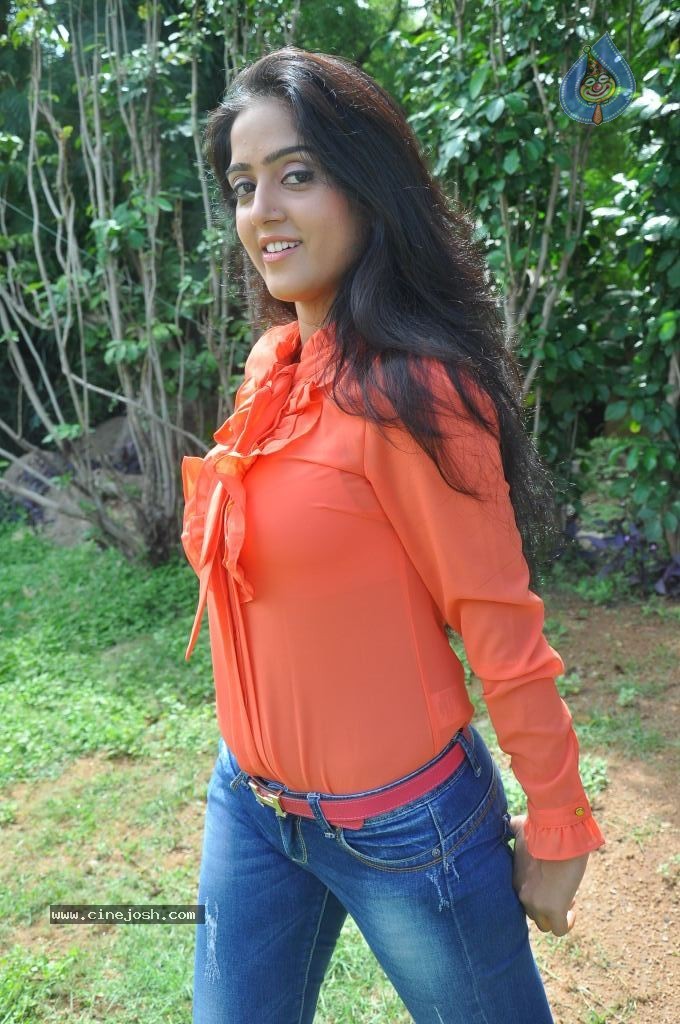 Divya Singh Stills - 33 / 61 photos