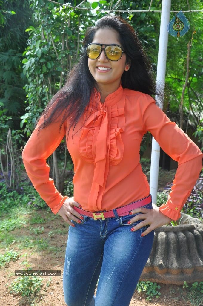 Divya Singh Stills - 35 / 61 photos