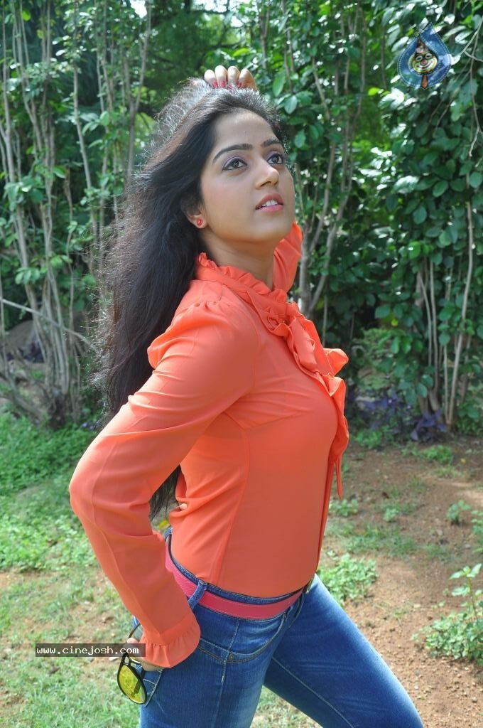 Divya Singh Stills - 36 / 61 photos