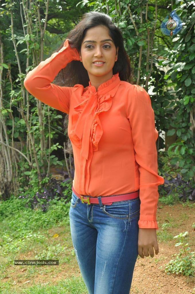 Divya Singh Stills - 37 / 61 photos