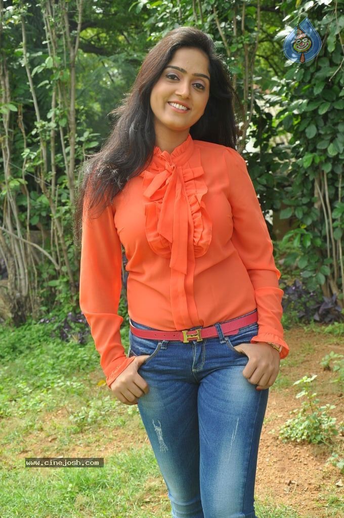 Divya Singh Stills - 40 / 61 photos